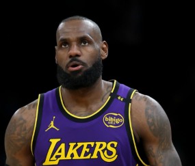 壹号娱乐-詹姆斯在C9比赛中突破纪录，战术调整引发热议！的简单介绍